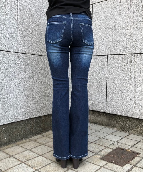 ENVYM(アンビー)の「デニムフレアPT(デニムパンツ・レディース・ブルー・SMALL/MEDIUM)」の3枚目の写真