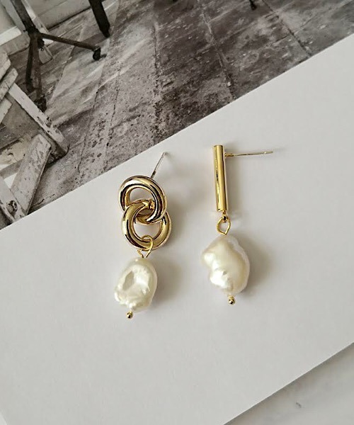 TIMELESS&THREE（タイムレスアンドスリー）の「パールデザインピアス（ピアス（両耳用）・レディース・A/B/C/D/E/F/G/H/M/N/I/J/K/L/O/Q/P/R/S/T/U/X/Y/Z/その他1/その他2/V/W・FREE）」の2枚目の写真