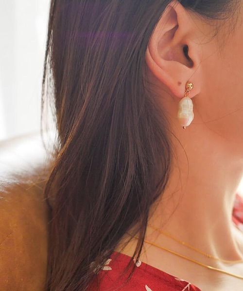 TIMELESS&THREE（タイムレスアンドスリー）の「パールデザインピアス（ピアス（両耳用）・レディース・A/B/C/D/E/F/G/H/M/N/I/J/K/L/O/Q/P/R/S/T/U/X/Y/Z/その他1/その他2/V/W・FREE）」の3枚目の写真