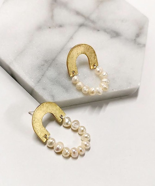 TIMELESS&THREE（タイムレスアンドスリー）の「パールデザインピアス（ピアス（両耳用）・レディース・A/B/C/D/E/F/G/H/M/N/I/J/K/L/O/Q/P/R/S/T/U/X/Y/Z/その他1/その他2/V/W・FREE）」の5枚目の写真