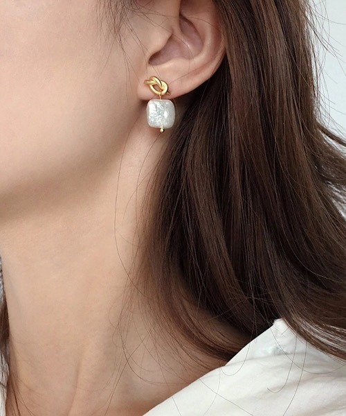 TIMELESS&THREE（タイムレスアンドスリー）の「パールデザインピアス（ピアス（両耳用）・レディース・A/B/C/D/E/F/G/H/M/N/I/J/K/L/O/Q/P/R/S/T/U/X/Y/Z/その他1/その他2/V/W・FREE）」の12枚目の写真