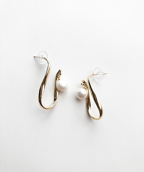 TIMELESS&THREE（タイムレスアンドスリー）の「パールデザインピアス（ピアス（両耳用）・レディース・A/B/C/D/E/F/G/H/M/N/I/J/K/L/O/Q/P/R/S/T/U/X/Y/Z/その他1/その他2/V/W・FREE）」の19枚目の写真