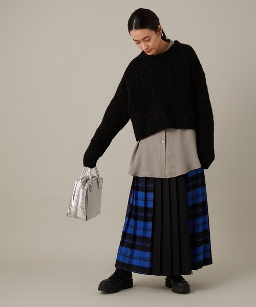 ADAM ET ROPE'（アダムエロペ）の「エコアルパカクロップドプルオーバー（ニット/セーター・レディース・ブラック/ベージュ・FREE）」の5枚目の写真