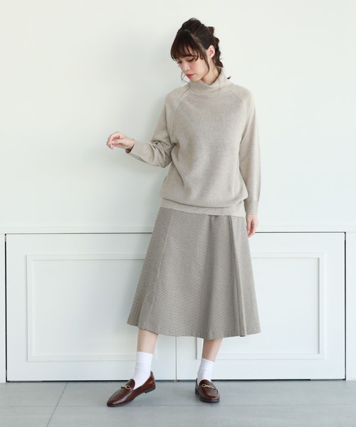 Petit Honfleur(プチオンフルール)の「ウォッシャブルタートルラメウールニットプルオーバー(ニット/セーター・レディース・アイボリー/グレー/ベージュ・M/L)」の11枚目の写真