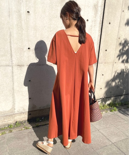 Meli rich（メリーリッチ）の「1枚で主役級！バックオープンフレアワンピース（ワンピース・レディース・オフホワイト/サンドベージュ/ブルーグレー/スミクロ/テラコッタ・FREE）」の5枚目の写真