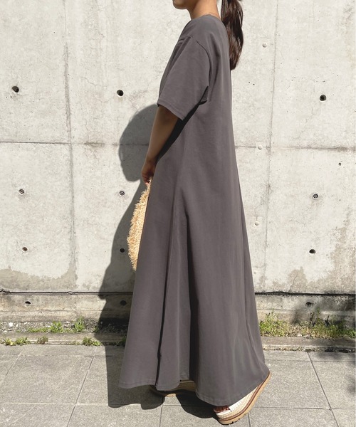 Meli rich（メリーリッチ）の「1枚で主役級！バックオープンフレアワンピース（ワンピース・レディース・オフホワイト/サンドベージュ/ブルーグレー/スミクロ/テラコッタ・FREE）」の6枚目の写真