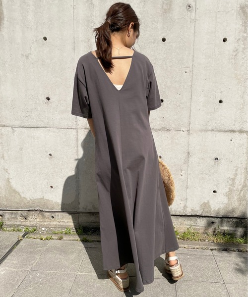 Meli rich（メリーリッチ）の「1枚で主役級！バックオープンフレアワンピース（ワンピース・レディース・オフホワイト/サンドベージュ/ブルーグレー/スミクロ/テラコッタ・FREE）」の10枚目の写真