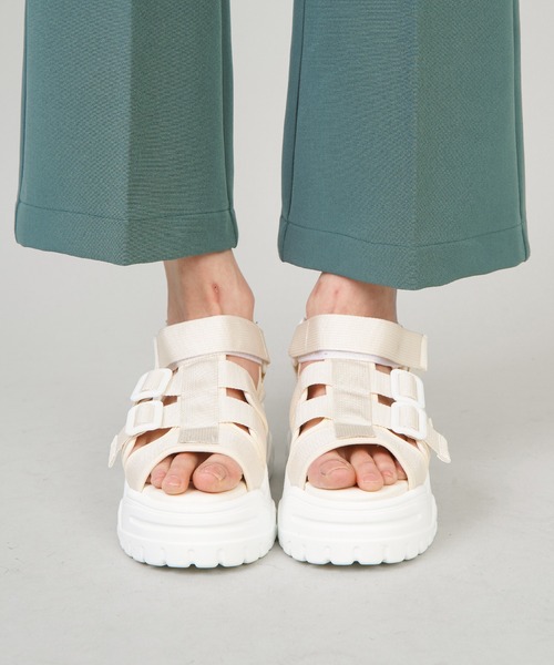 SPINNS（スピンズ）の「テープデザイン厚底サンダル（サンダル・レディース・ホワイト/ブラック・M/L/S）」の5枚目の写真