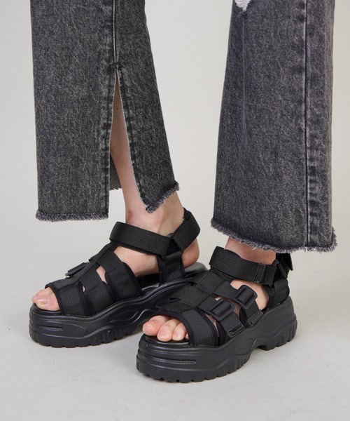 SPINNS（スピンズ）の「テープデザイン厚底サンダル（サンダル・レディース・ホワイト/ブラック・M/L/S）」の18枚目の写真