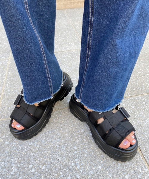 SPINNS（スピンズ）の「テープデザイン厚底サンダル（サンダル・レディース・ホワイト/ブラック・M/L/S）」の17枚目の写真