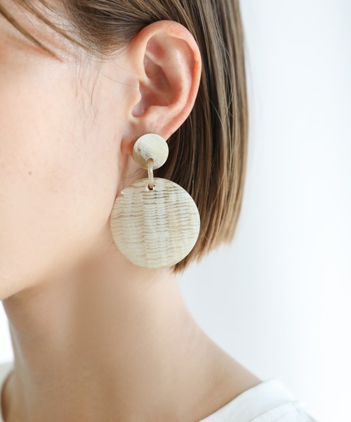 select MOCA（セレクトモカ）の「2021 SS オーバルナチュラルバッファローイヤリング（イヤリング・レディース・ブラック/ライトベージュ・FREE）」の2枚目の写真