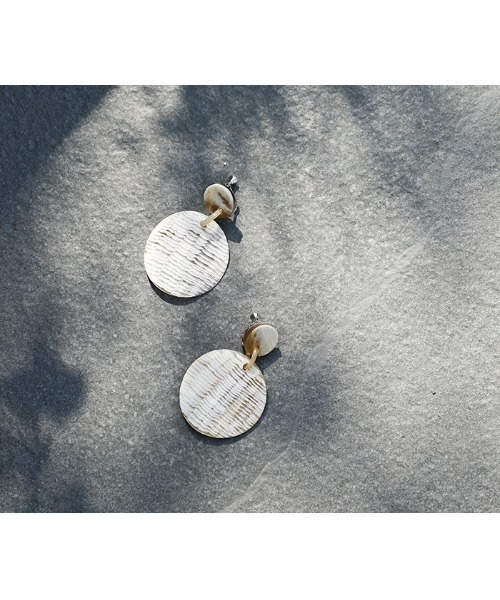 select MOCA（セレクトモカ）の「2021 SS オーバルナチュラルバッファローイヤリング（イヤリング・レディース・ブラック/ライトベージュ・FREE）」の8枚目の写真