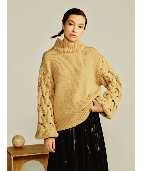 Ray BEAMS(レイビームス)の「RBS / ケーブルスリーブ タートルネック ニット(ニット/セーター・レディース・ベージュ/オフホワイト・ONE SIZE)」の5枚目の写真