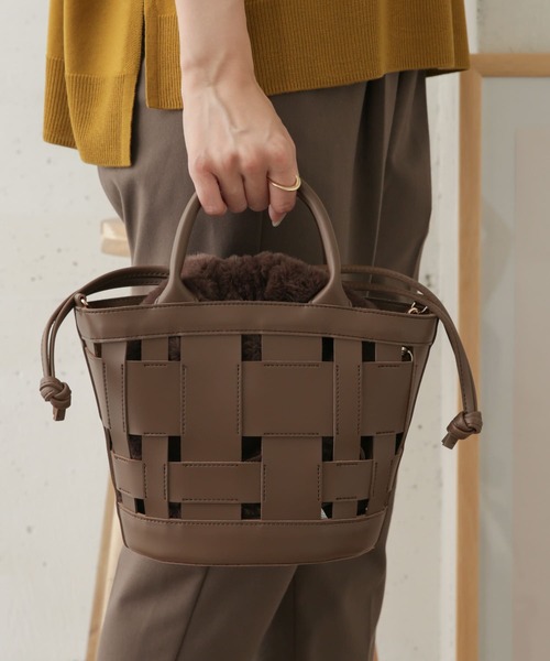 URBAN RESEARCH DOORS（アーバンリサーチドアーズ）の「【WEB限定】4WAYバケツショルダーバッグ（ショルダーバッグ・レディース・ベージュ/ブラウン/キャメル・ONE）」の2枚目の写真