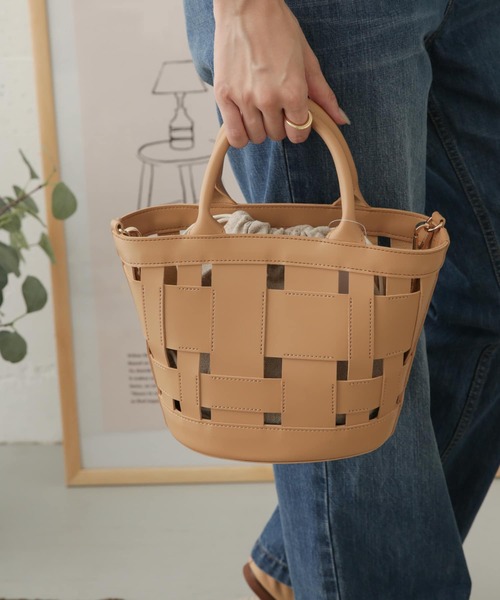 URBAN RESEARCH DOORS（アーバンリサーチドアーズ）の「【WEB限定】4WAYバケツショルダーバッグ（ショルダーバッグ・レディース・ベージュ/ブラウン/キャメル・ONE）」の6枚目の写真