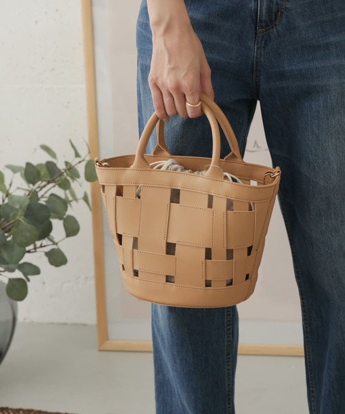 URBAN RESEARCH DOORS（アーバンリサーチドアーズ）の「【WEB限定】4WAYバケツショルダーバッグ（ショルダーバッグ・レディース・ベージュ/ブラウン/キャメル・ONE）」の7枚目の写真