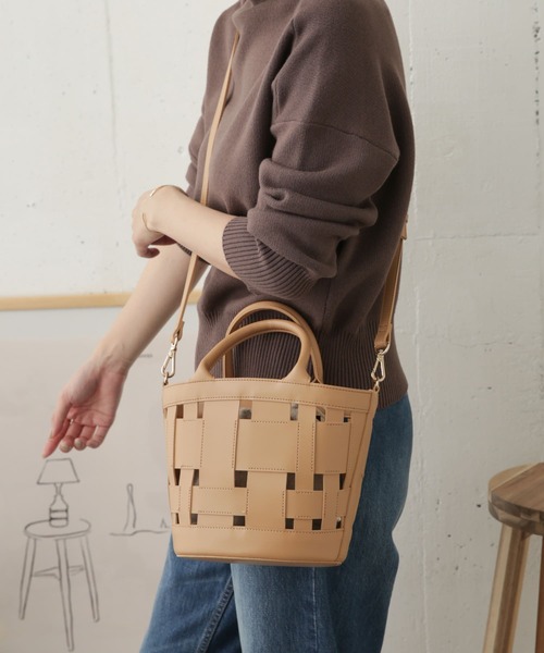 URBAN RESEARCH DOORS（アーバンリサーチドアーズ）の「【WEB限定】4WAYバケツショルダーバッグ（ショルダーバッグ・レディース・ベージュ/ブラウン/キャメル・ONE）」の8枚目の写真