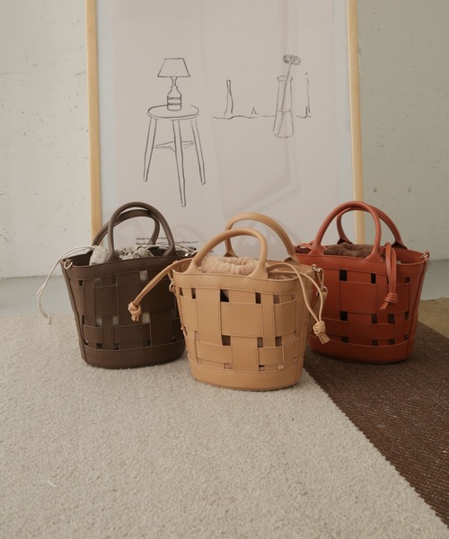 URBAN RESEARCH DOORS（アーバンリサーチドアーズ）の「【WEB限定】4WAYバケツショルダーバッグ（ショルダーバッグ・レディース・ベージュ/ブラウン/キャメル・ONE）」の11枚目の写真