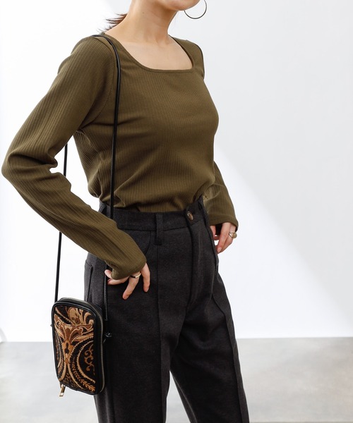 COLONY 2139（コロニートゥーワンスリーナイン）の「ランダムテレコスクエアネック長袖Tシャツ（Tシャツ/カットソー・レディース・ブラック/アイボリー/モカ/グリーン/カーキ/チャコールグレー・SMALL/LARGE/MEDIUM）」の6枚目の写真