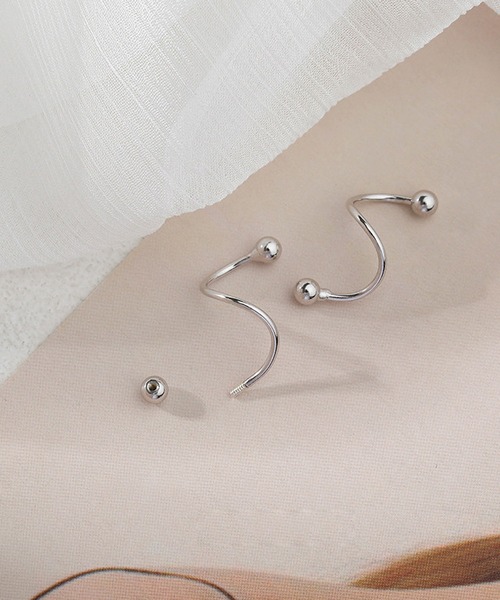 LA VORAGINE（ラ ヴォラジネ）の「スパイラルピアス（銀めっき）（ピアス（両耳用）・レディース・ゴールド/シルバー系その他/シルバー系その他2/シルバー・FREE）」の3枚目の写真
