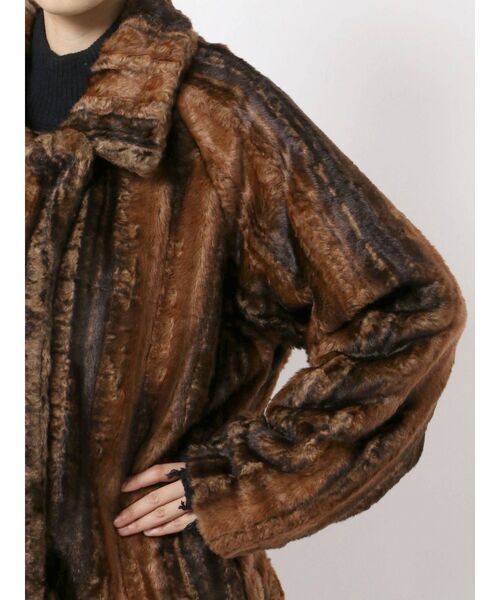 EMODA（エモダ）の「ミディフェイクファーコート（その他アウター・レディース・ブラウン/ベージュ・FREE）」の8枚目の写真