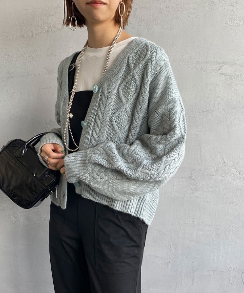 JEANS FACTORY （ジーンズファクトリー）の「[MAISON DE L'ALLURE/メゾンドゥラリュール] アラン柄 ケーブルニットカーディガン（カーディガン/ボレロ・レディース・オフホワイト/カーキ/サックスブルー/モカ・F）」の2枚目の写真