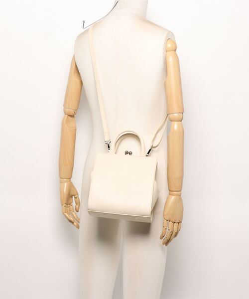 AZUL by moussy（アズールバイマウジー）の「METAL FRAME BAG/メタルフレームバッグ（ショルダーバッグ・レディース・アイボリー/イエロー/ブラック・FREE）」の4枚目の写真