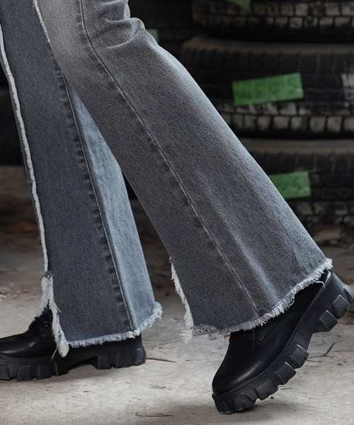 G.O.C(ジーオーシー)の「フリンジスリットフレアデニムパンツ(デニムパンツ・メンズ・ブラック/グレー/ライトブルー・MEDIUM/LARGE)」の4枚目の写真