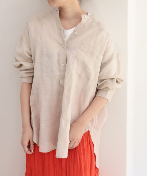 fredy emue（フレディエミュ）の「[新色追加]リネンバンドカラーシャツ（シャツ/ブラウス・レディース・オフホワイト/イエロー/オレンジ/ベージュ/サックスブルー/パープル・38）」の3枚目の写真