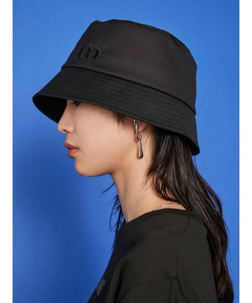 EMODA(エモダ)の「コンパクトロゴバケットハット(ハット・レディース・ホワイト/ブラック・FREE)」の1枚目の写真
