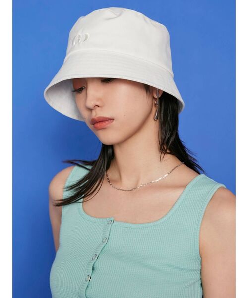 EMODA(エモダ)の「コンパクトロゴバケットハット(ハット・レディース・ホワイト/ブラック・FREE)」の4枚目の写真