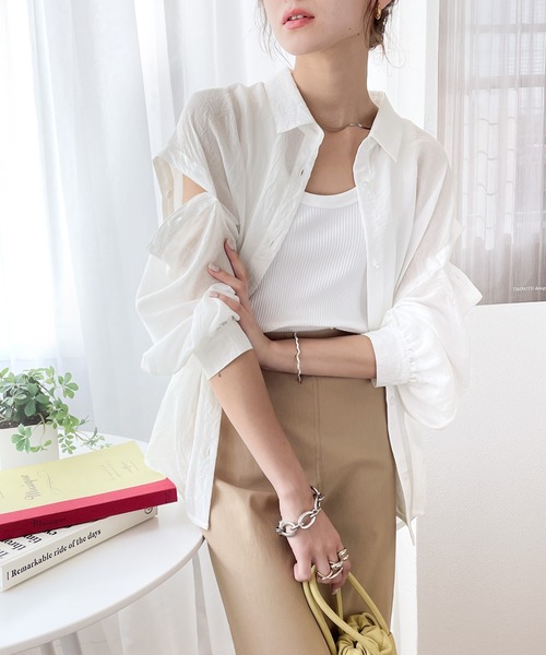 大人の肌魅せ。オープンショルダーシアーボイルシャツ