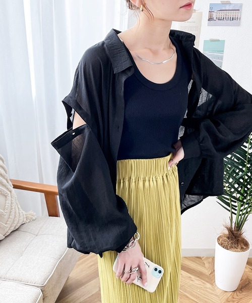 大人の肌魅せ。オープンショルダーシアーボイルシャツ