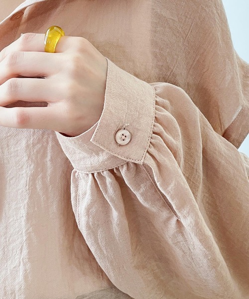 大人の肌魅せ。オープンショルダーシアーボイルシャツ