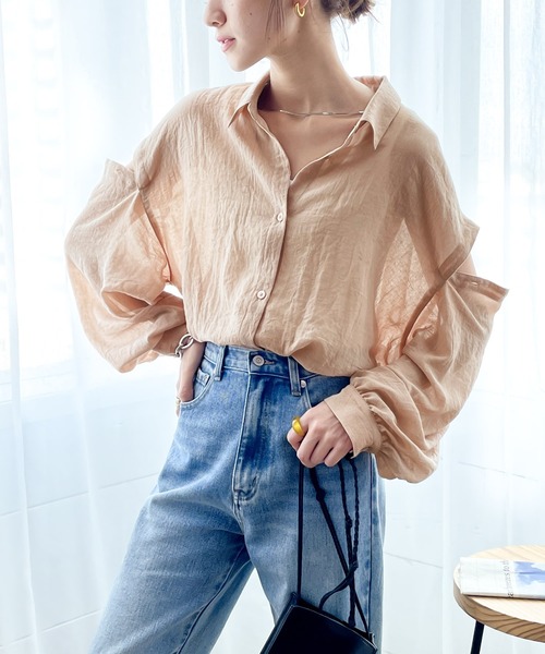 大人の肌魅せ。オープンショルダーシアーボイルシャツ