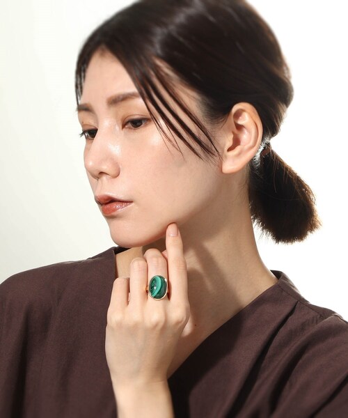 COCOSHNIK(ココシュニック)の「K10マラカイト トラックカボション リング(リング・レディース・ライトグリーン系・12号/14号)」の7枚目の写真