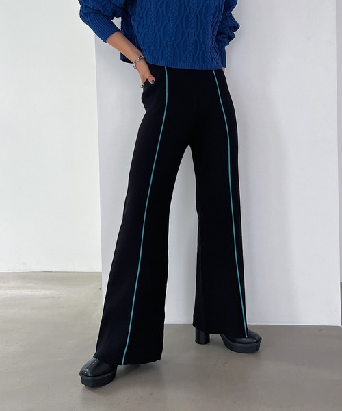PAGEBOY（ページボーイ）の「カラーラインニットフレアパンツ（その他パンツ・レディース・ブラック/オフホワイト・FREE）」の2枚目の写真