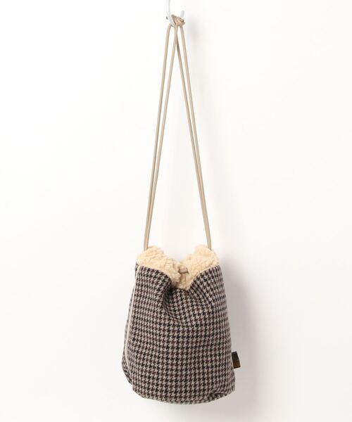 RNA-N(アールエヌエーエヌ)の「E4634 ウールボアショルダーポーチ(ショルダーバッグ・レディース・ベージュ/チャコールグレー・FREE)」の2枚目の写真