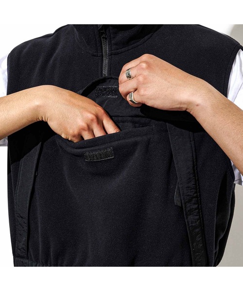 CHARI&CO（チャリアンドコー）の「CHARI&CO x WILD THINGS NO SHANK POLARTEC VEST ベスト（ナイロンジャケット・メンズ・カーキ/ブラック・MEDIUM/LARGE/X-LARGE）」の12枚目の写真