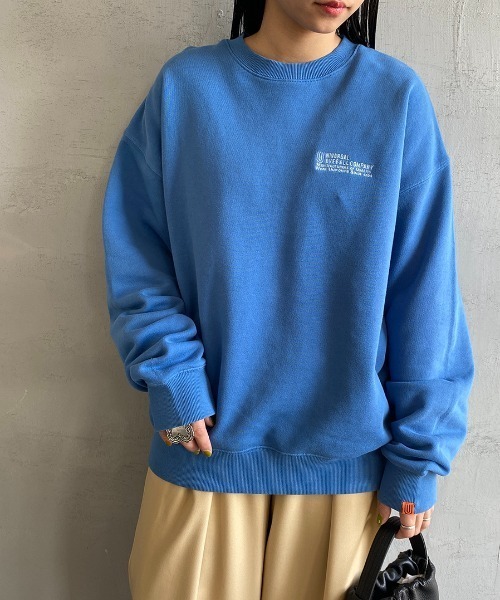 UNIVERSAL OVERALL（ユニバーサルオーバーオール）の「[UNIVERSAL OVERALL/ユニバーサルオーバーオール] 別注 ワンポイントロゴ刺繍 ピグメントスウェット（スウェット・レディース・アイボリー/ブルー/ピンク/チャコール・S/M/L）」の4枚目の写真