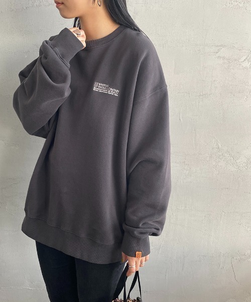 UNIVERSAL OVERALL（ユニバーサルオーバーオール）の「[UNIVERSAL OVERALL/ユニバーサルオーバーオール] 別注 ワンポイントロゴ刺繍 ピグメントスウェット（スウェット・レディース・アイボリー/ブルー/ピンク/チャコール・S/M/L）」の3枚目の写真