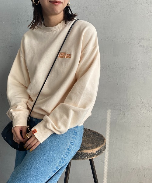 UNIVERSAL OVERALL（ユニバーサルオーバーオール）の「[UNIVERSAL OVERALL/ユニバーサルオーバーオール] 別注 ワンポイントロゴ刺繍 ピグメントスウェット（スウェット・レディース・アイボリー/ブルー/ピンク/チャコール・S/M/L）」の2枚目の写真