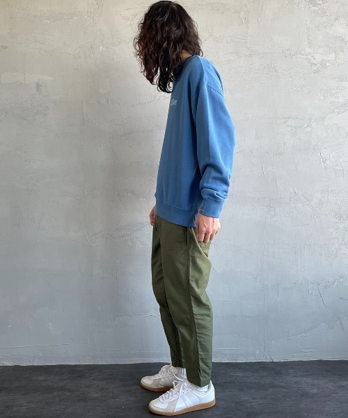 UNIVERSAL OVERALL（ユニバーサルオーバーオール）の「[UNIVERSAL OVERALL/ユニバーサルオーバーオール] 別注 ワンポイントロゴ刺繍 ピグメントスウェット（スウェット・レディース・アイボリー/ブルー/ピンク/チャコール・S/M/L）」の12枚目の写真