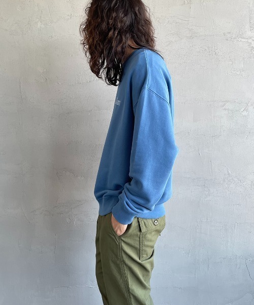 UNIVERSAL OVERALL（ユニバーサルオーバーオール）の「[UNIVERSAL OVERALL/ユニバーサルオーバーオール] 別注 ワンポイントロゴ刺繍 ピグメントスウェット（スウェット・レディース・アイボリー/ブルー/ピンク/チャコール・S/M/L）」の9枚目の写真