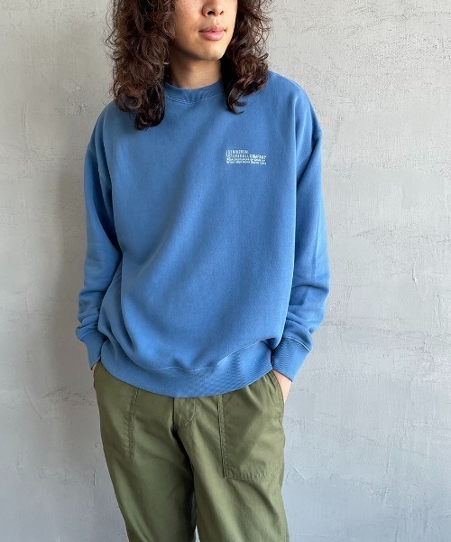 UNIVERSAL OVERALL（ユニバーサルオーバーオール）の「[UNIVERSAL OVERALL/ユニバーサルオーバーオール] 別注 ワンポイントロゴ刺繍 ピグメントスウェット（スウェット・レディース・アイボリー/ブルー/ピンク/チャコール・S/M/L）」の8枚目の写真