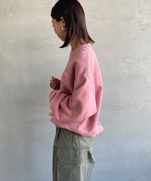UNIVERSAL OVERALL（ユニバーサルオーバーオール）の「[UNIVERSAL OVERALL/ユニバーサルオーバーオール] 別注 ワンポイントロゴ刺繍 ピグメントスウェット（スウェット・レディース・アイボリー/ブルー/ピンク/チャコール・S/M/L）」の15枚目の写真