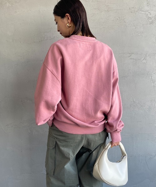 UNIVERSAL OVERALL（ユニバーサルオーバーオール）の「[UNIVERSAL OVERALL/ユニバーサルオーバーオール] 別注 ワンポイントロゴ刺繍 ピグメントスウェット（スウェット・レディース・アイボリー/ブルー/ピンク/チャコール・S/M/L）」の16枚目の写真