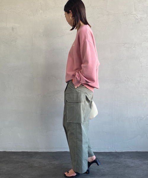 UNIVERSAL OVERALL（ユニバーサルオーバーオール）の「[UNIVERSAL OVERALL/ユニバーサルオーバーオール] 別注 ワンポイントロゴ刺繍 ピグメントスウェット（スウェット・レディース・アイボリー/ブルー/ピンク/チャコール・S/M/L）」の18枚目の写真