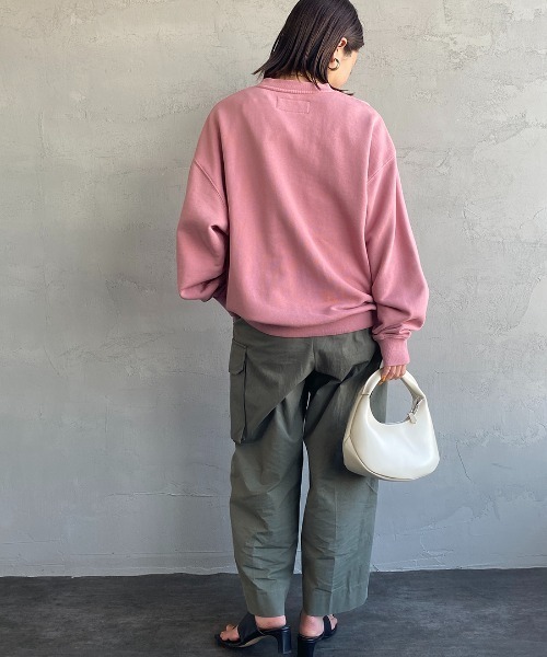 UNIVERSAL OVERALL（ユニバーサルオーバーオール）の「[UNIVERSAL OVERALL/ユニバーサルオーバーオール] 別注 ワンポイントロゴ刺繍 ピグメントスウェット（スウェット・レディース・アイボリー/ブルー/ピンク/チャコール・S/M/L）」の19枚目の写真