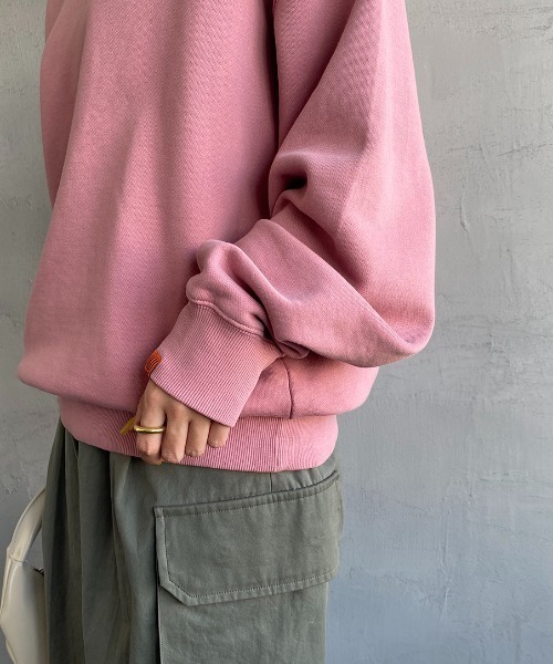 UNIVERSAL OVERALL（ユニバーサルオーバーオール）の「[UNIVERSAL OVERALL/ユニバーサルオーバーオール] 別注 ワンポイントロゴ刺繍 ピグメントスウェット（スウェット・レディース・アイボリー/ブルー/ピンク/チャコール・S/M/L）」の21枚目の写真